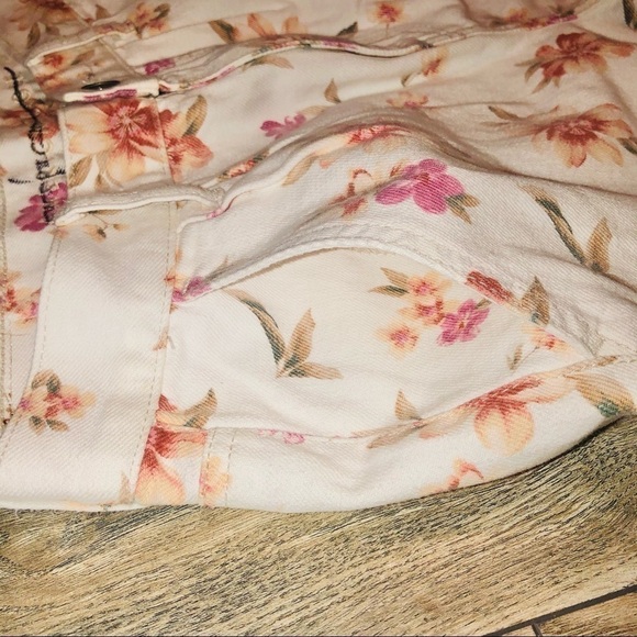 NWOT AEO 🦅 Floral Denim Mom Shorts - Picture 7 of 12